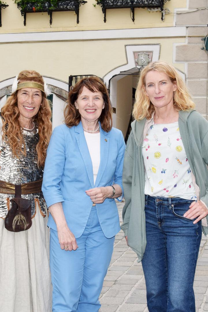 Bürgermeisterin Silvia Drechsler (M.) mit Adele Neuhauser (l.) und Maria Furtwängler