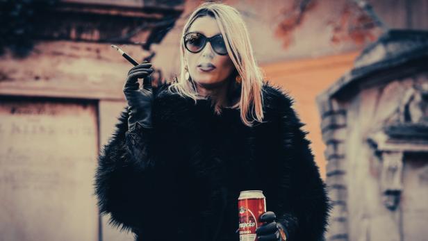 Marina Lacković, Tirolerin mit serbischen Wurzeln, steht als Malarina auf der Kabarettbühne.  