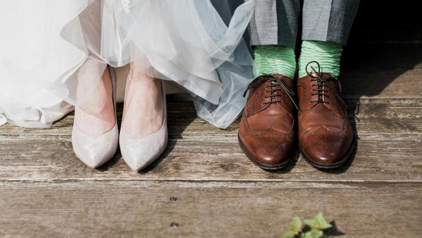 Hochzeitsschuhe einer Frau und eines Mannes