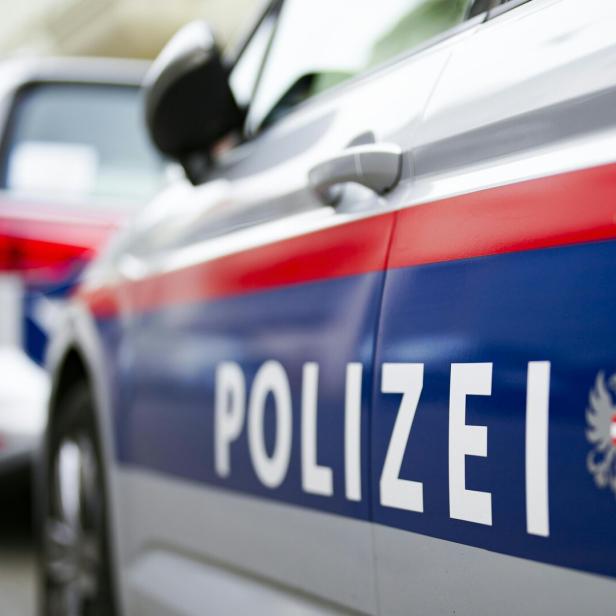 Polizeiautos stehen hintereinander 